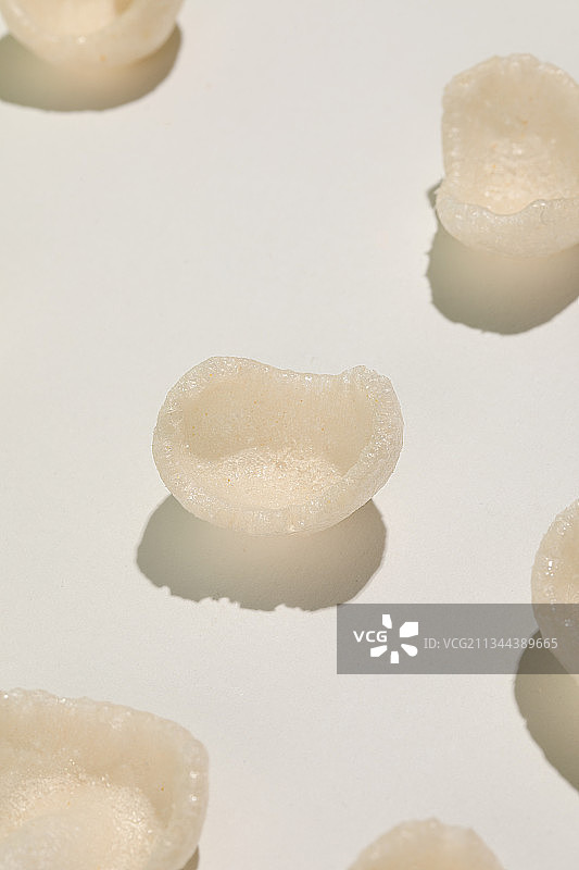 有序排列的酥脆虾片图片素材