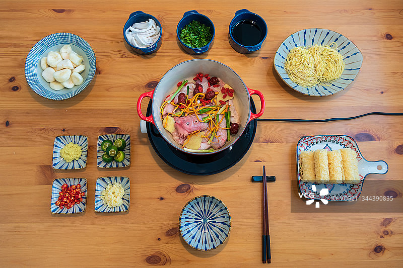 海南黎族特色美食椰子鸡火锅图片素材