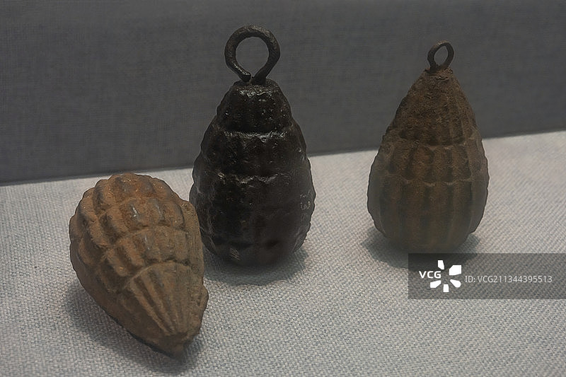 中国共产党，革命文物，红军和解放军用过的手雷，浙江省博物馆图片素材