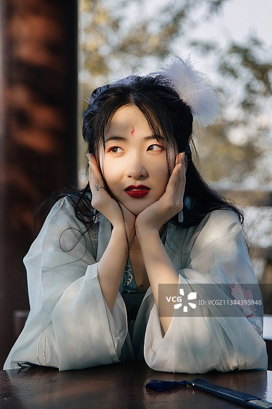 东方美女户外汉服肖像图片素材