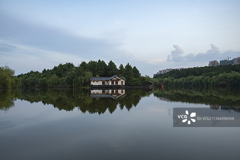湖北麻城市孝感乡移民文化公园孝善楼湖面日落图片素材