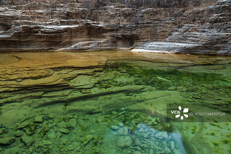 通天峡清澈见底的湖水图片素材