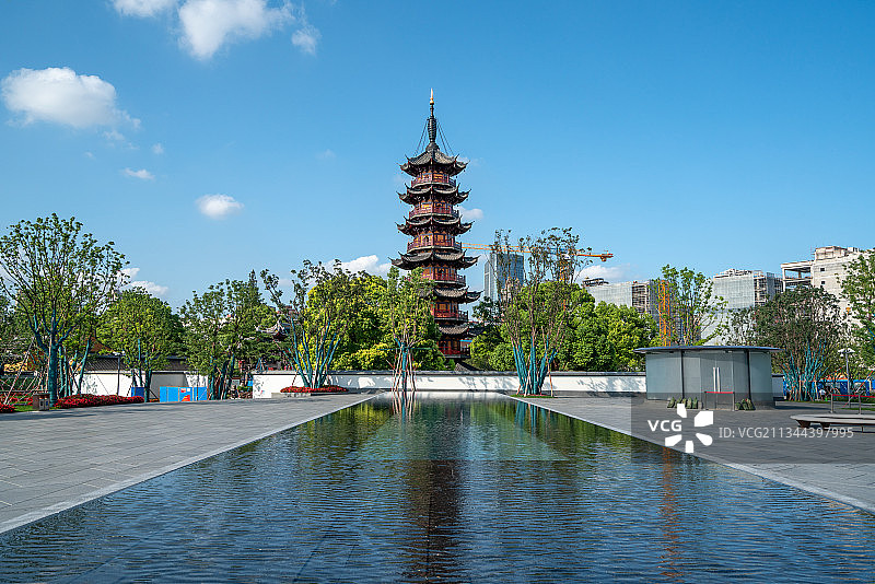 蓝天白云下的上海龙华寺古建筑龙华塔图片素材