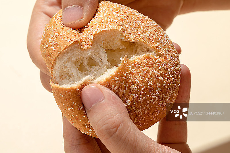 双手掰开美味的酸奶面包图片素材
