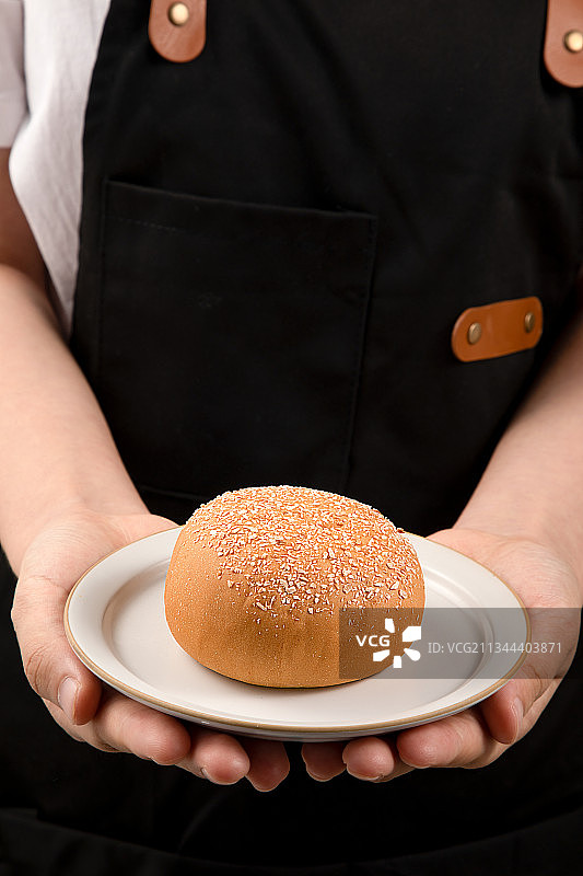 双手端着酸奶面包图片素材