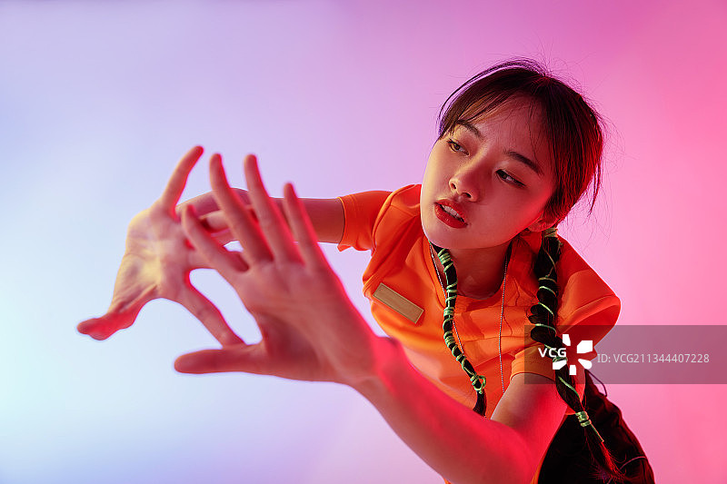 个性的年轻女孩图片素材