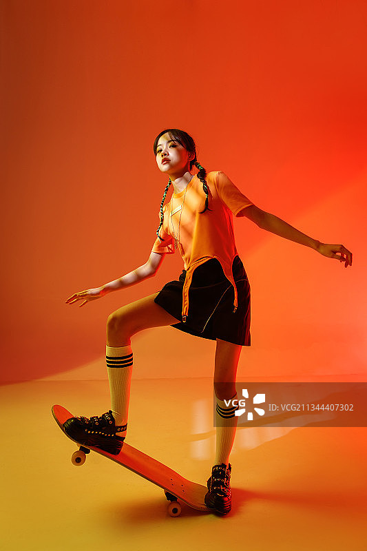 玩滑板的个性年轻女孩图片素材