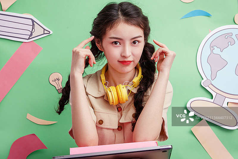 想问题的年轻女孩图片素材