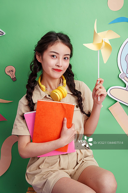 拿着书本的年轻女孩图片素材