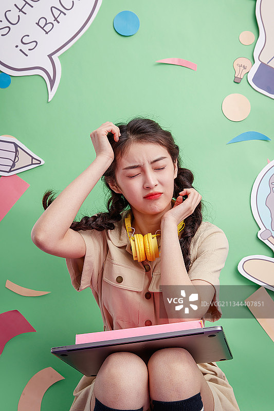 苦恼的年轻女孩图片素材