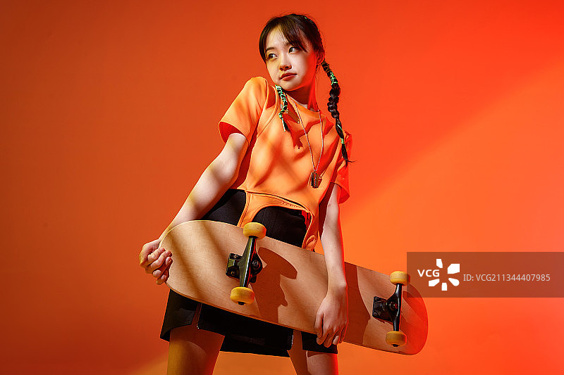 玩滑板的个性年轻女孩图片素材