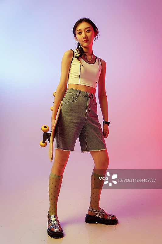 玩滑板的个性年轻女孩图片素材