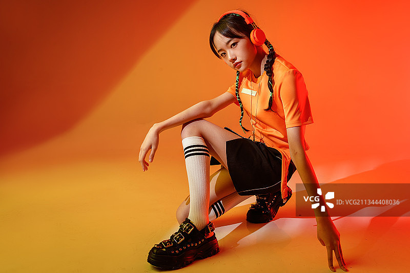 听音乐的个性年轻女孩图片素材