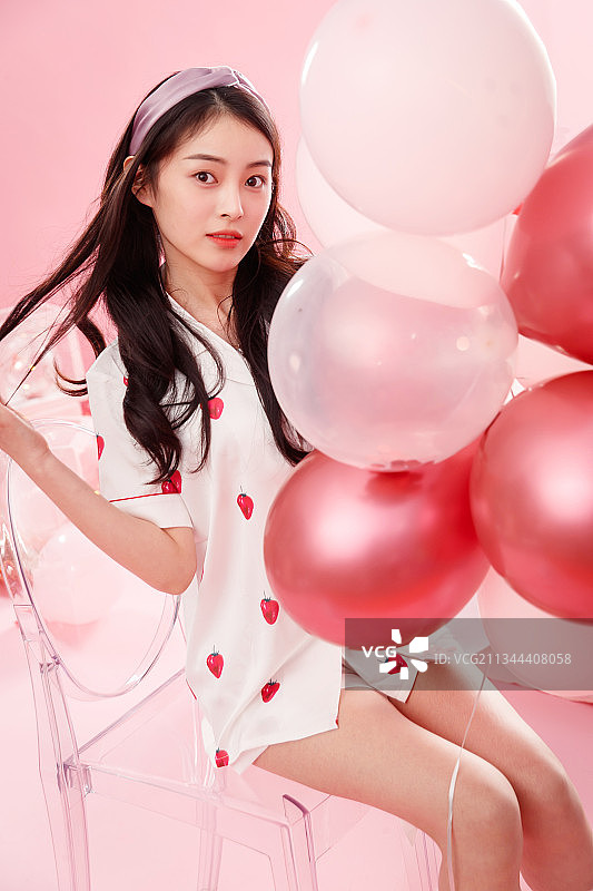漂亮的年轻女孩和气球图片素材