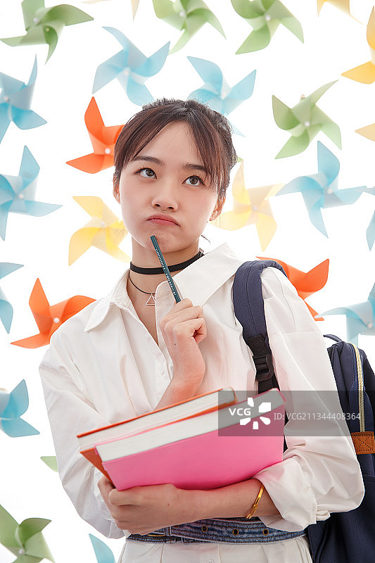 抱着书本的年轻女孩图片素材