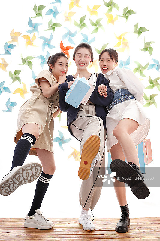 快乐漂亮的年轻女孩们图片素材