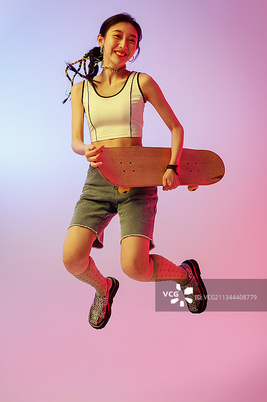玩滑板的个性年轻女孩图片素材