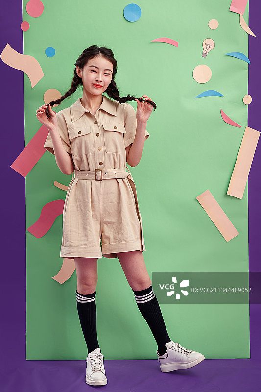 漂亮的年轻女孩图片素材