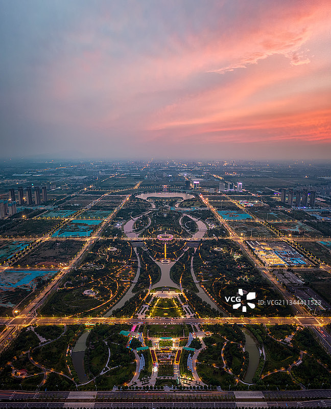 亚洲中国河南省郑州市新郑航空港区双鹤湖公园夜景航拍视角图片素材