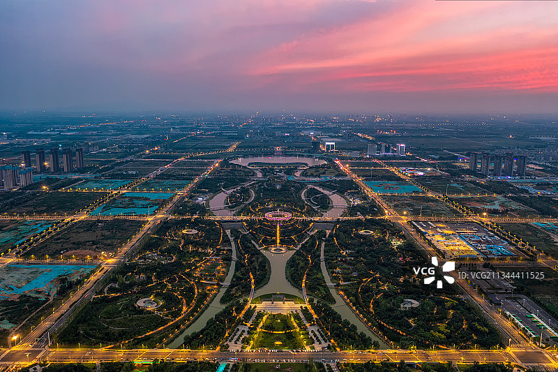 亚洲中国河南省郑州市新郑航空港区双鹤湖公园夜景航拍视角图片素材