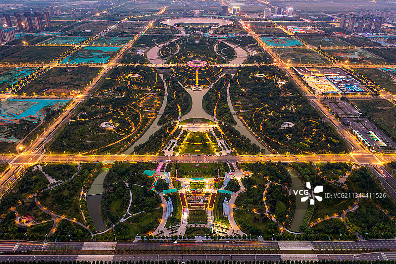 亚洲中国河南省郑州市新郑航空港区双鹤湖公园夜景航拍视角图片素材