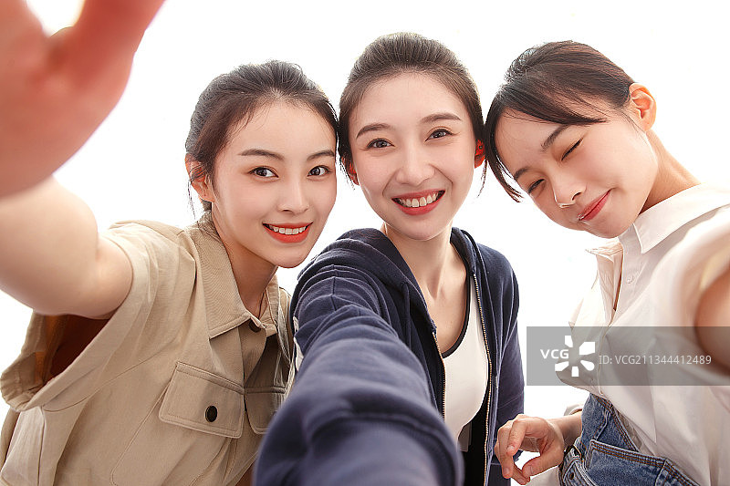 快乐漂亮的年轻女孩们自拍图片素材