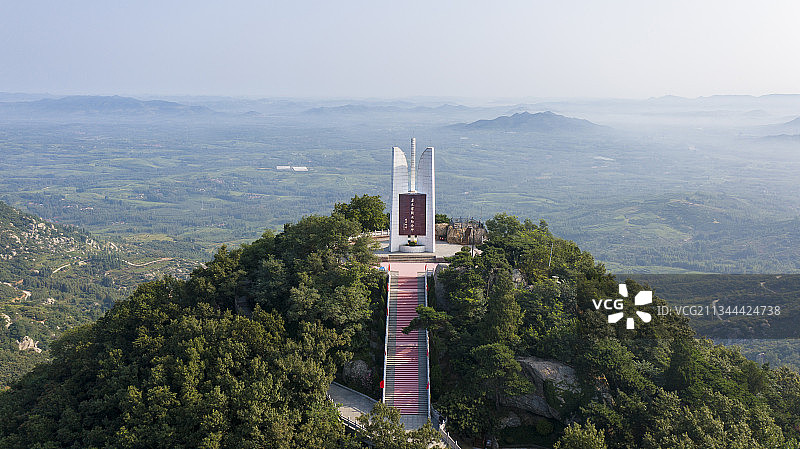 山东省临沂市蒙阴县垛庄孟良崮旅游区孟良崮战役纪念碑图片素材