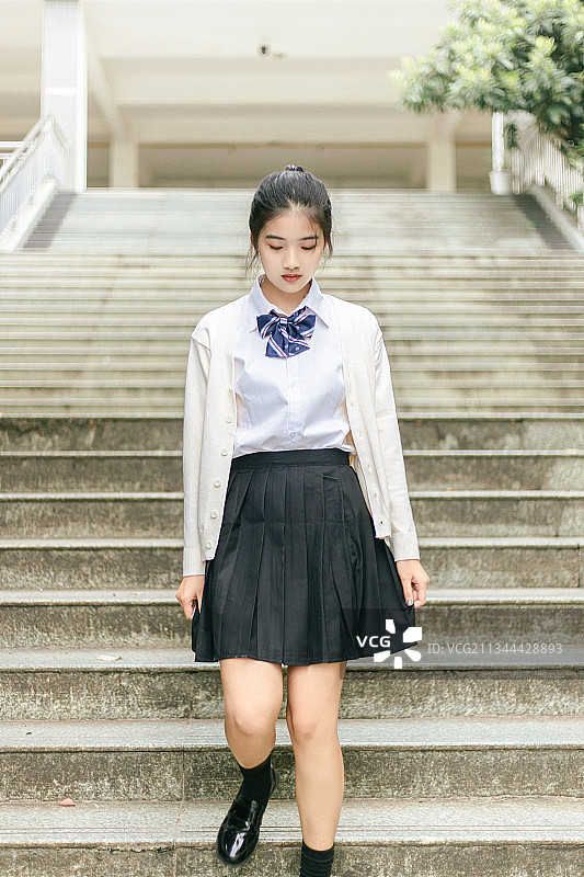 东方美女大学生毕业季离开学校回忆图片素材