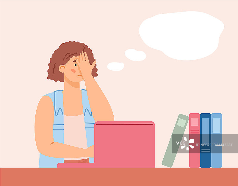 在笔记本电脑旁后悔或失望的年轻女人图片素材