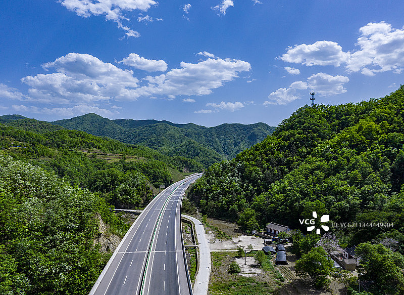延伸的山区高速公路图片素材