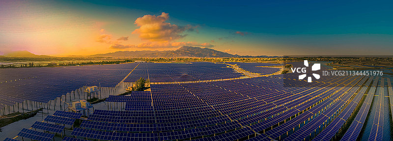 晚霞映光伏图片素材