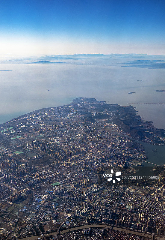 高空航拍太湖北岸无锡滨湖区和太湖西岸宜兴市图片素材