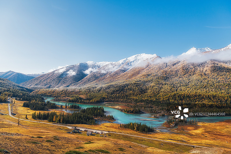 新疆阿勒泰地区布尔津喀纳斯景区喀纳斯河神仙湾秋季清晨户外风光图片素材