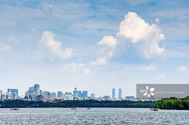 西湖畔建设更新中的杭城图片素材