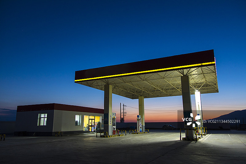暮色中的加油站图片素材