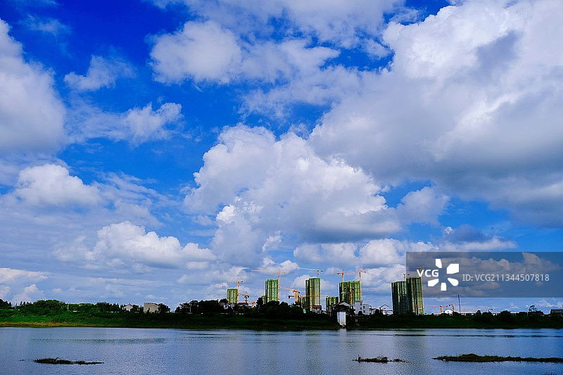 蓝天下的滠水河（武汉市黄陂区滠水公园）图片素材