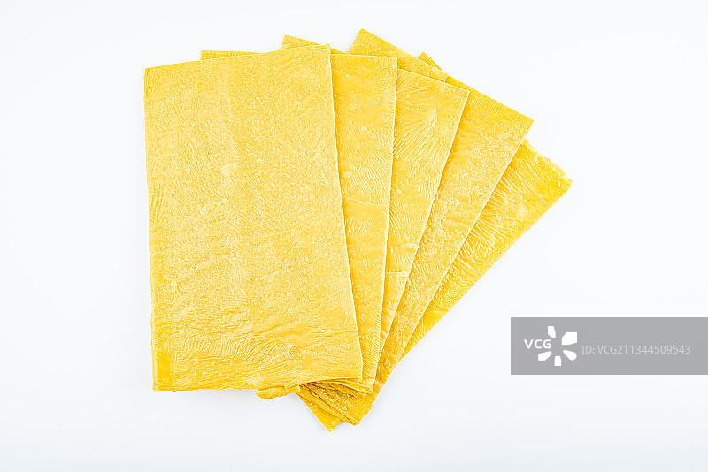 白背景上金黄色的豆皮图片素材