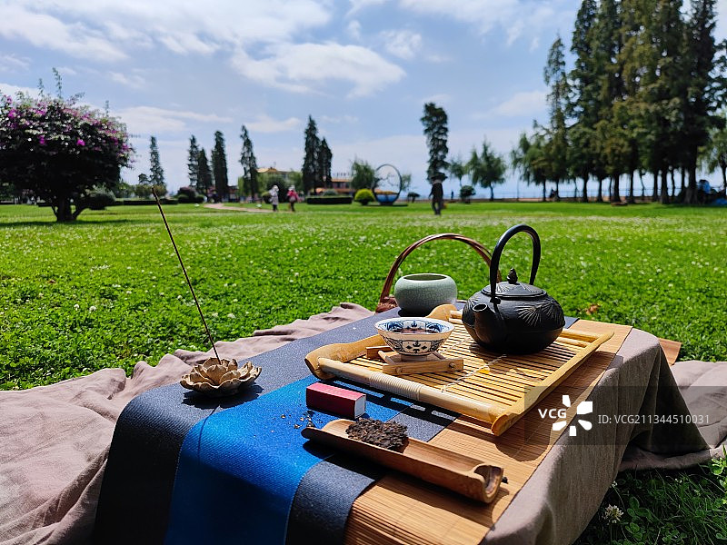 公园里品茶图片素材