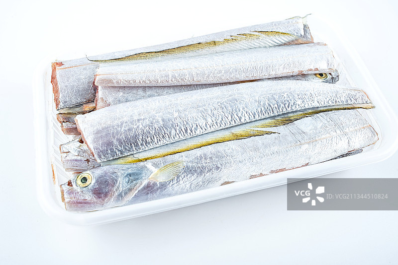 一盒新鲜的带鱼块图片素材