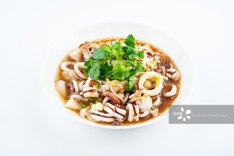白色背景上一碟清蒸鱿鱼圈图片素材