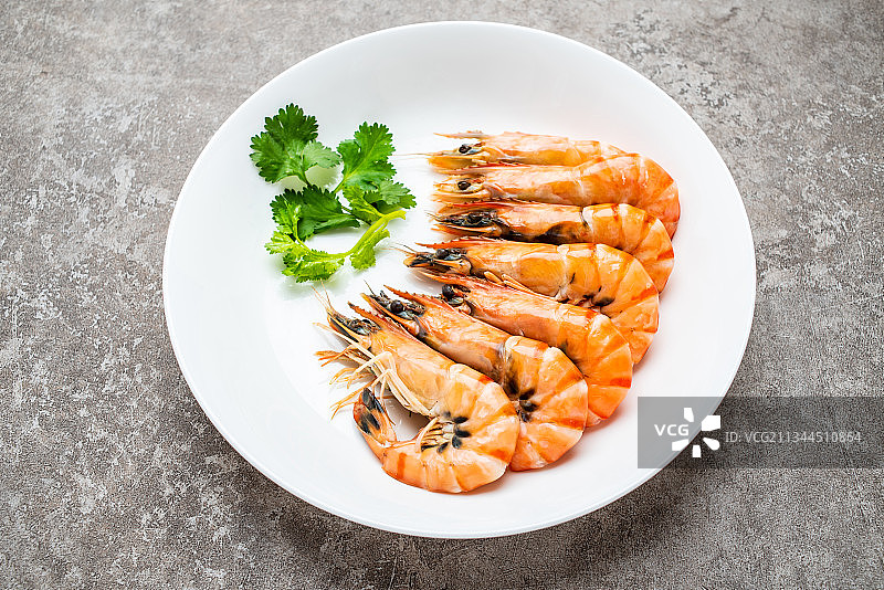 水泥底纹上一碟白灼黑虎虾图片素材