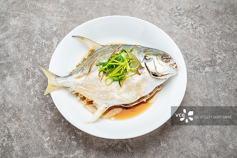 水泥背景上一碟美味的清蒸金昌鱼图片素材