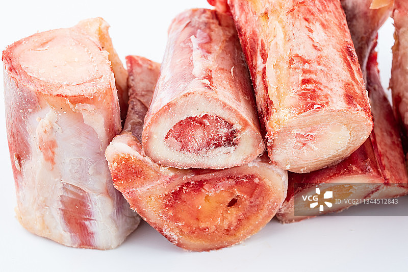 白背景上的新鲜切块的牦牛骨图片素材