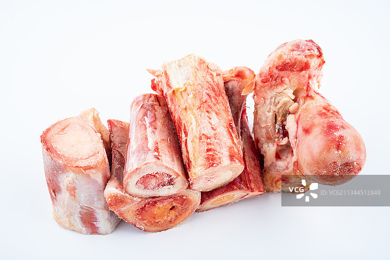 白背景上的新鲜切块的牦牛骨图片素材