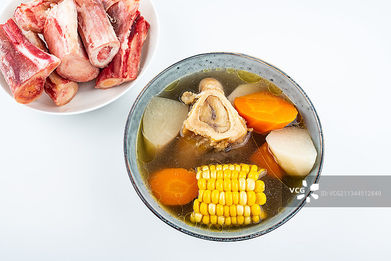 一碗营养美味的萝卜牦牛骨汤图片素材