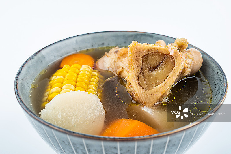 一碗营养美味的萝卜牦牛骨汤图片素材