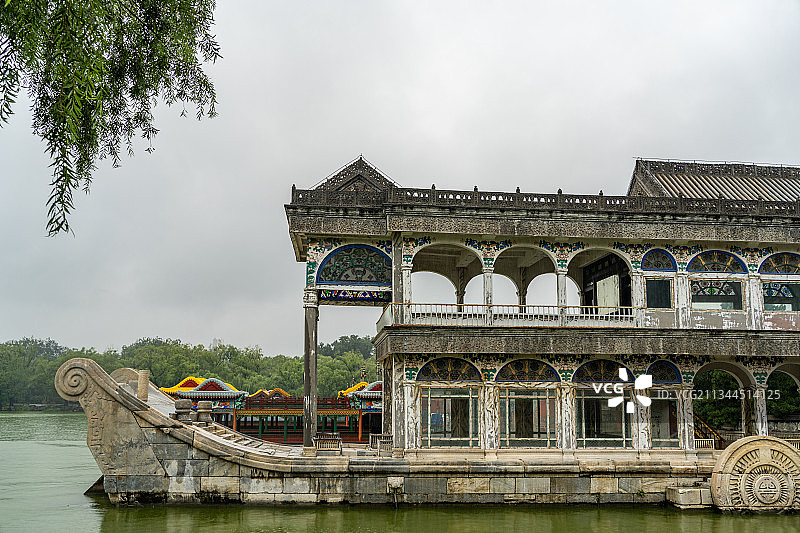 雨中石舫Stone boat in the rain图片素材