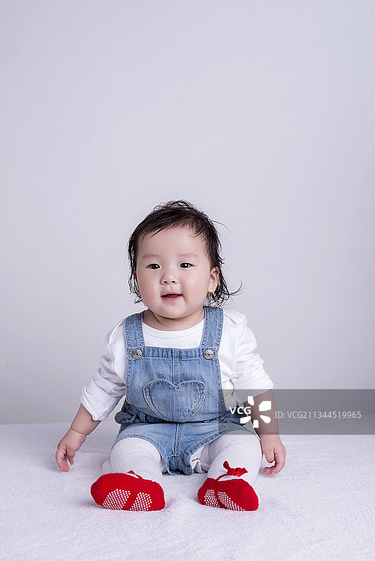 坐着的一岁小女孩图片素材