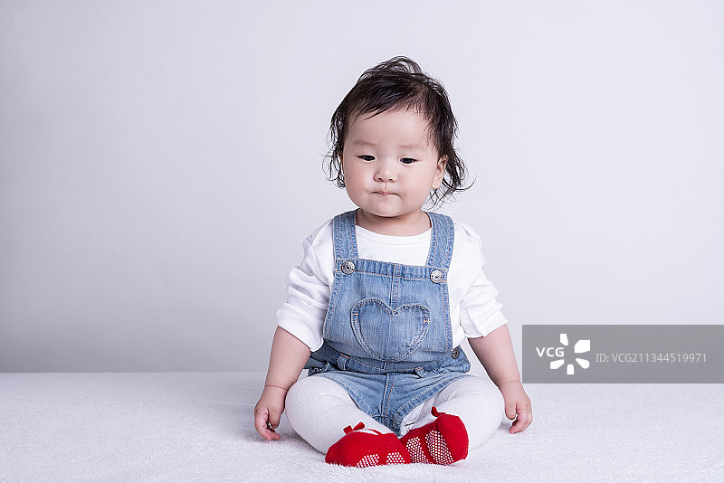 坐着的一岁小女孩图片素材