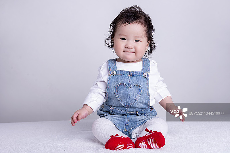 坐着的一岁小女孩图片素材